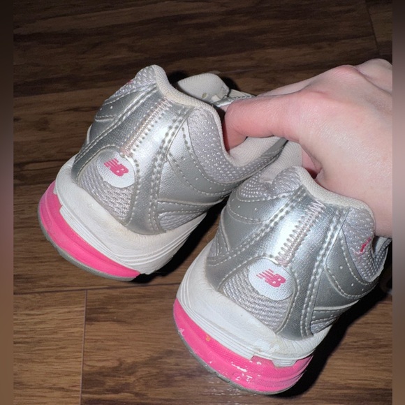 NEW BALANCE GYM SHOES SIZE 8.5 SUSAN G. KOMEN FOR THE CURE SILVER AND PINK - Picture 2 of 10